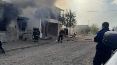 El incendio en la vivienda del barrio Villa Lynch de Patagones ocurrió el viernes 26 de mayo. Foto Gentileza: Norpatagonia Noticias