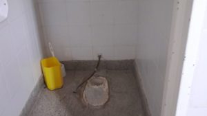 Robo y vandalismo en una escuela de Bariloche: se llevaron hasta los inodoros