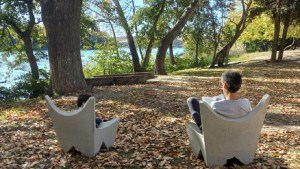 Vandalizaron sillones y mesas de cemento en Viedma por tercera vez en menos de un mes