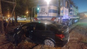 Una formación del tren chocó contra un auto y lo arrastró por algunos metros en Allen