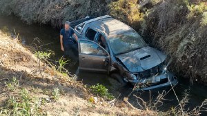 Intentó realizar una maniobra de sobrepaso en la Ruta 22 y terminó en un desagüe
