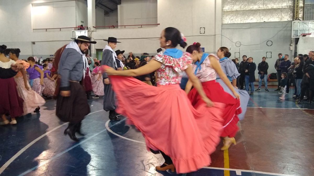 En el gimnasio municipal 1 de Bariloche se realizó el acto por el 25 de Mayo. 