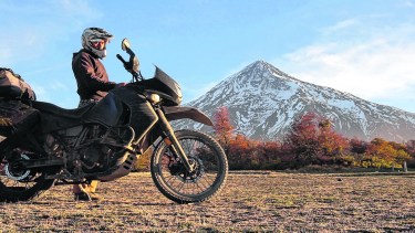 Con el Lanín de fondo el día del regreso. El volcán tiene un significado profundo para Diego, trabajó allí como guardaparque y es guía de montaña. (@por.la.carretera)