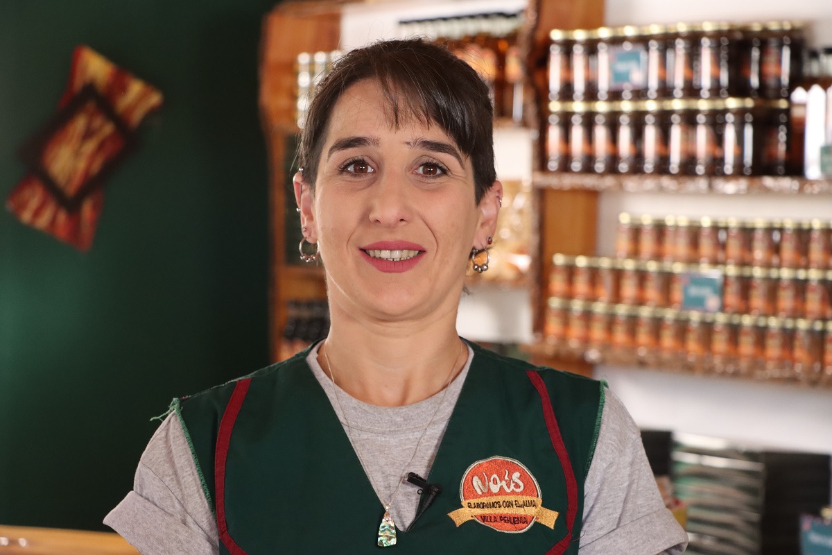 Yanina Bianchi hace 10 años que hace alfajores con harina de piñón.