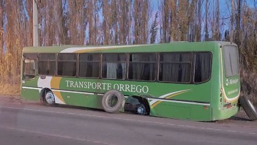 Un colectivo perdió una rueda mientras llevaba a 30 chicos a sus escuelas en Río Negro