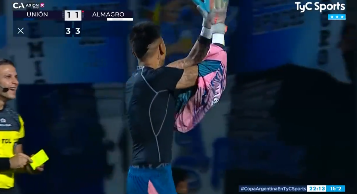 Emiliano González, arquero de Almagro protagonista de la noche en la Copa Argentina. Foto: Captura video