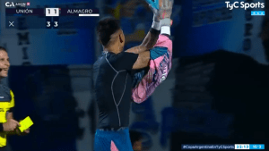 Video: El insólito blooper del arquero de Almagro en la Copa Argentina