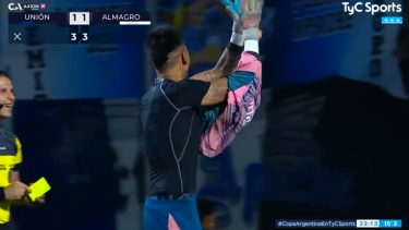 Emiliano González, arquero de Almagro protagonista de la noche en la Copa Argentina. Foto: Captura video