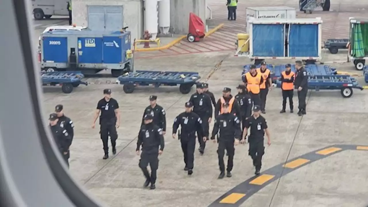 Tras una amenaza de bomba en un avión de Aerolíneas Argentinas,  evacuaron a pasajeros con destino a Miami. Foto Gentileza.