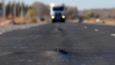 La Ruta 7 entre Añelo y El Chañar es una sucesión de ondulaciones. Foto Matias Subat