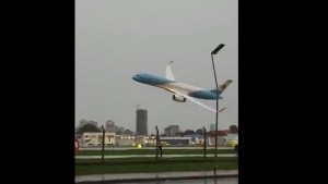 Llegó el nuevo avión presidencial envuelto en otra polémica, ahora por una maniobra