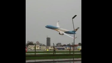 El momento del primer paso rasante del nuevo avión presidencial. 