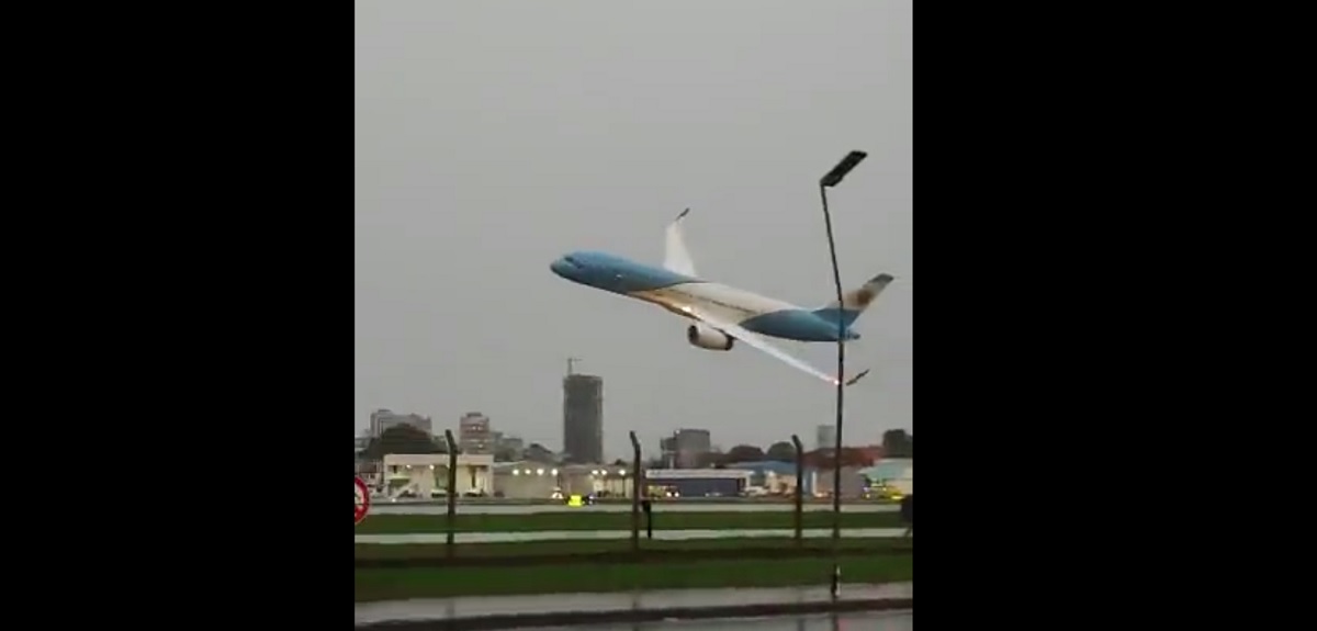 llegó el nuevo avión presidencial envuelto en otra polémica, ahora por una maniobra thumbnail