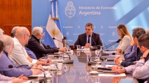 En abril se cuadriplicó el déficit fiscal y complica la negociación con el FMI  