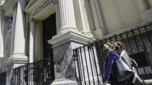 El Banco Central limita el uso de «gifts cards» en el exterior y profundiza el cepo al dólar