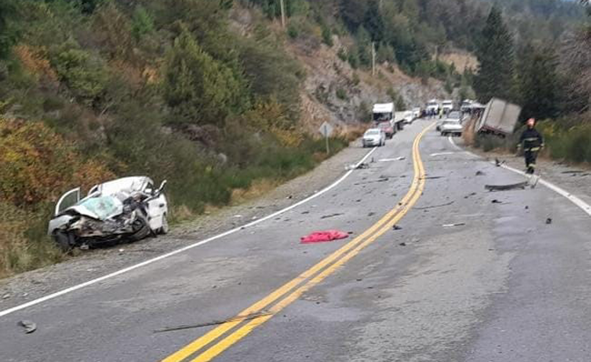 El choque entre un auto y un camión en la Ruta 40 se produjo a la altura del kilómetro 2024, a unos 20 kilómetros de Bariloche. Foto: Gentileza