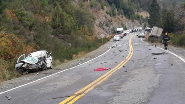 El choque entre un auto y un camión en la Ruta 40 se produjo a la altura del kilómetro 2024, a unos 20 kilómetros de Bariloche. Foto: Gentileza