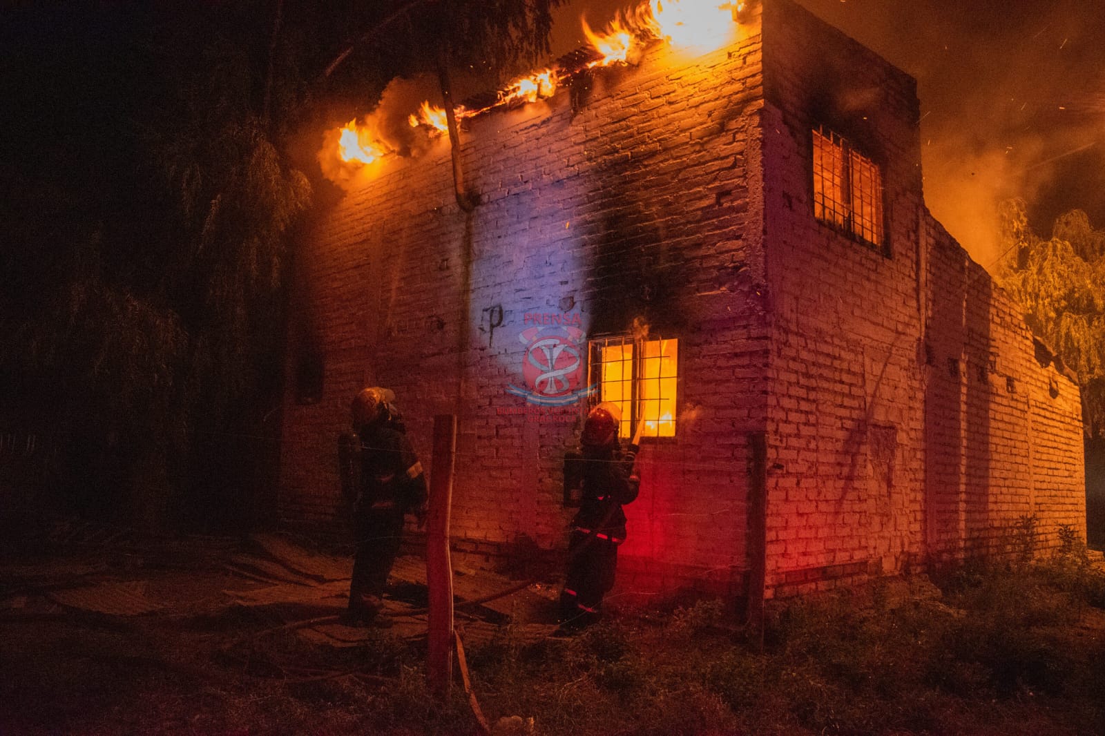 A  fines de abril, los vecinos incendiario la casa del cuidador de caballos, en la zona oeste de Roca. foto:gentileza bomberos.
