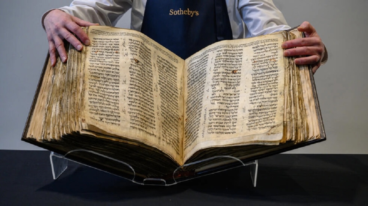 El asombroso estado de conservación de la biblia de más de 1000 años. 