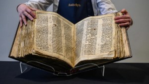 Biblia hebrea de más de 1000 años se vende por una increíble cifra en Nueva York
