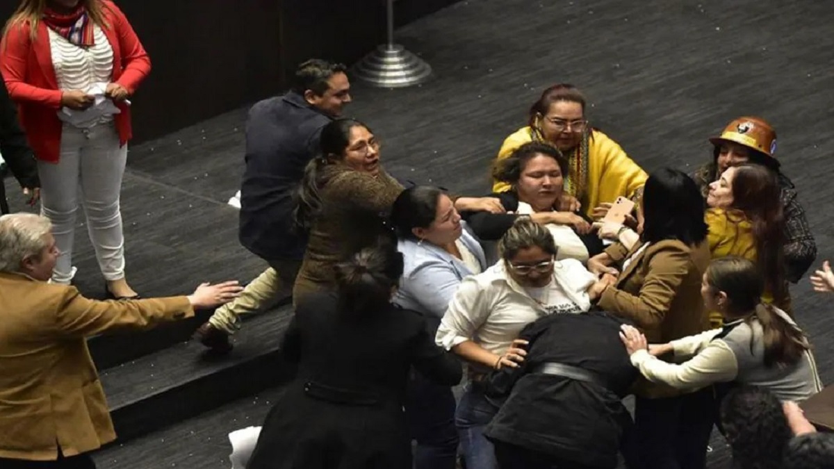 Unas veinte congresistas de Bolivia se agarraron a piñas, patadas y tirones de pelos. 