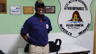 Bombero de Estados Unidos llegó a Neuquén con experiencias y donaciones para sus colegas