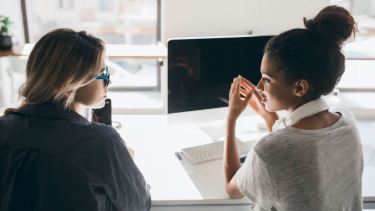 Solo 3 de cada 10 trabajadores en ciencias de computación son mujeres. 