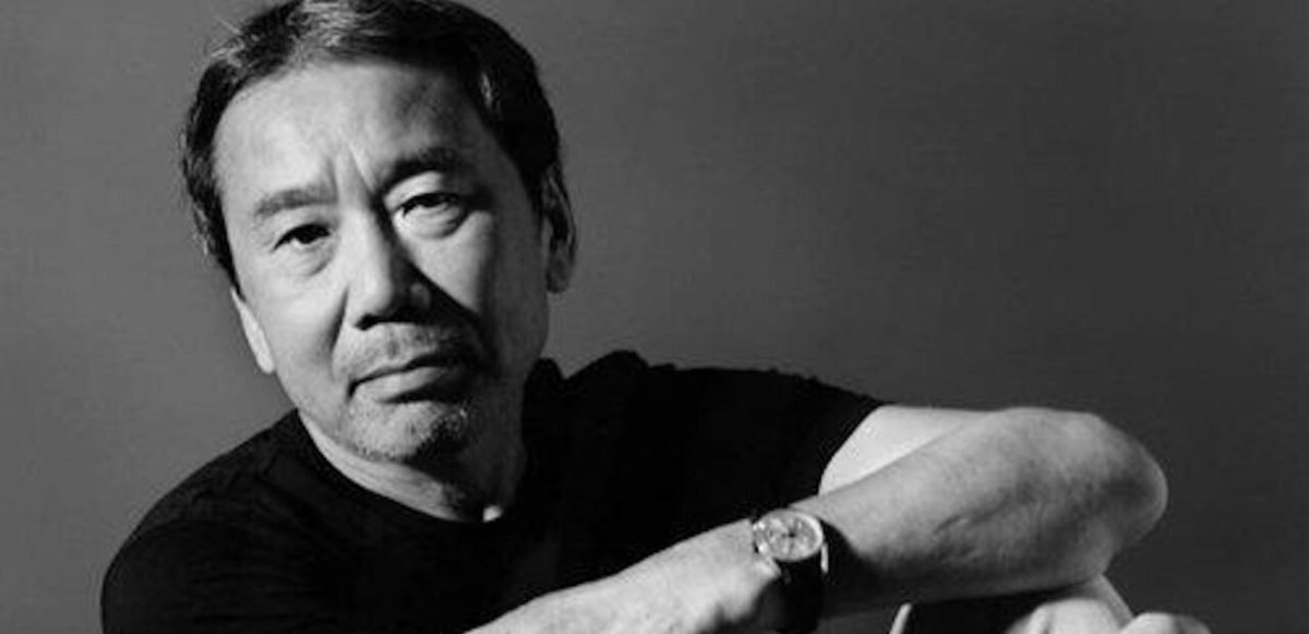 Hijo único de dos profesores de literatura japonesa, y nieto de un sacerdote budista, desde joven Haruki Murakami se interesó por la cultura occidental, especialmente por la música y la literatura estadounidenses.