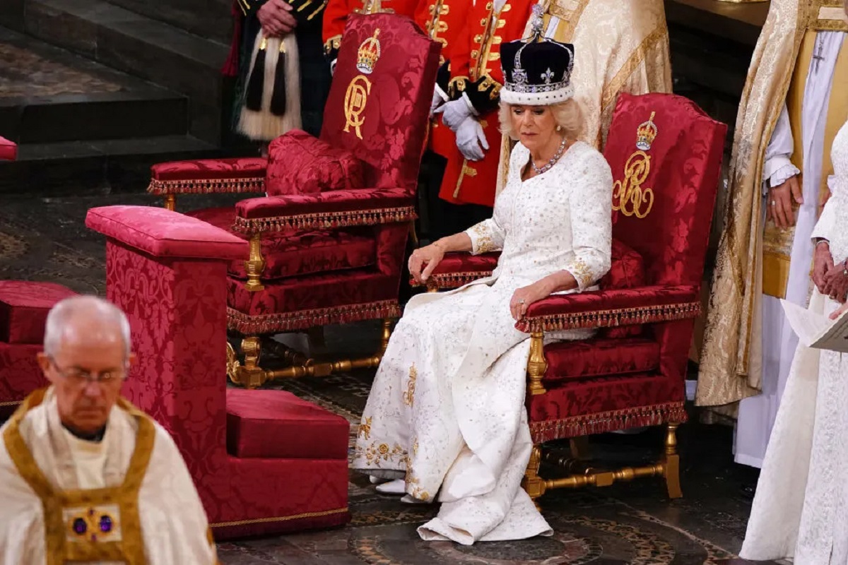 Camilla utilizó un vestido completamente blanco, con detalles en dorado. Foto: Getty Images.-