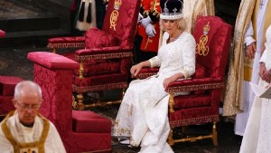 El traje de Alta Costura de la reina Camilla hecho por el diseñador favorito de Lady Di