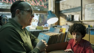 UN día en la vida. Rodolfo y Fito, padre e hijo en Oliveira Musical, la disquería que lo formaría musicalmente. 