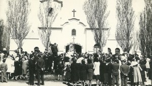 Una iglesia estilo colonial cautiva en medio del primer campamento de Plaza Huincul