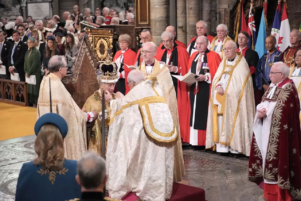 Carlos III fue coronado hoy por el arzobispo de Canterbury, en la abadía de Westminster. Foto: BBC de Londres.-