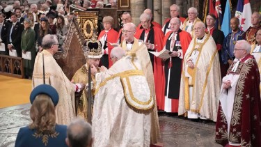 Carlos III fue coronado hoy por el arzobispo de Canterbury, en la abadía de Westminster. Foto: BBC de Londres.-