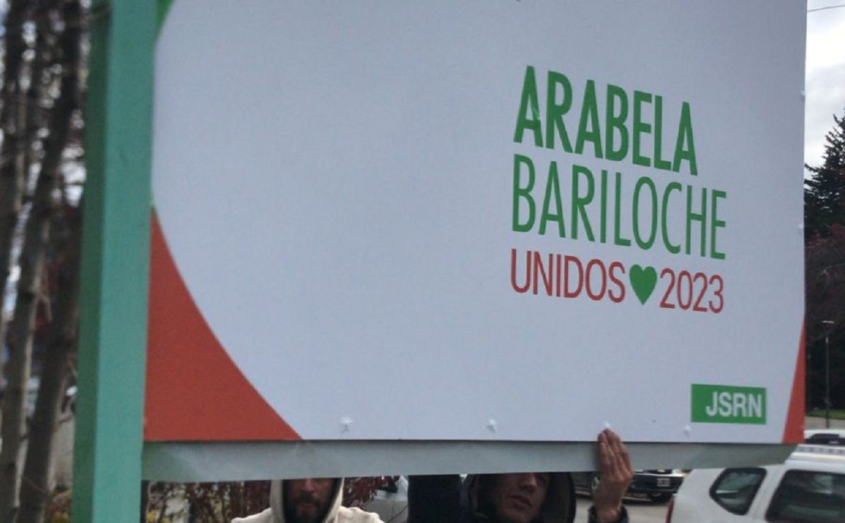 La gobernadora Arabela Carreras quiere ser candidata a intendenta por Bariloche y ya largó la competencia. 