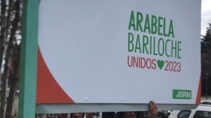 Carreras inicia su campaña en Bariloche con carteles, jingle y una leve mención a JSRN