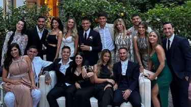 Lautaro Martínez y Agustina Gandolfo se casaron a fines de mayo con la presencia de los jugadores de la Scaloneta. Archivo.