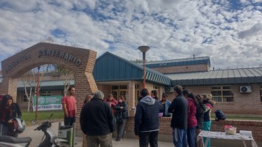 El hospital de Centenario inició un quite de colaboración por reclamos laborales 