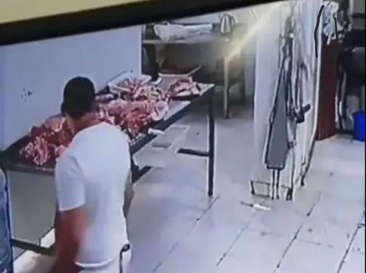La aparición de un fantasma asustó a los empleados de una carnicería. Foto: Captura video 