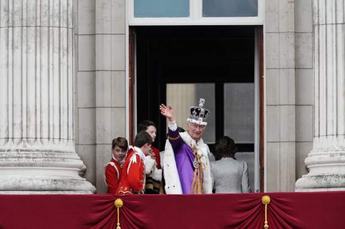 El rey Carlos III saludó a la población, que se reunió en la puerta del palacio de Buckingham. Foto: BBC de Londres.-