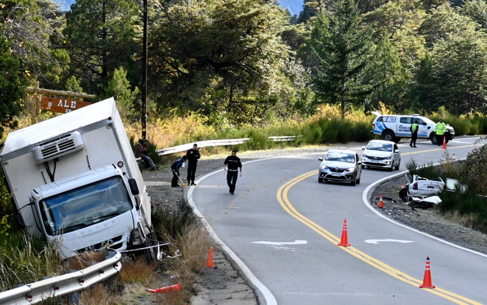 El Chevrolet Corsa, que conducía la víctima, quedó destruido sobre la banquina de la Ruta Nacional 40, a unos 15 kilómetros del centro de Bariloche. (foto gentileza)