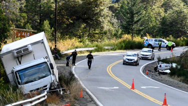 El Chevrolet Corsa, que conducía la víctima, quedó destruido sobre la banquina de la Ruta Nacional 40, a unos 15 kilómetros del centro de Bariloche. (foto gentileza)