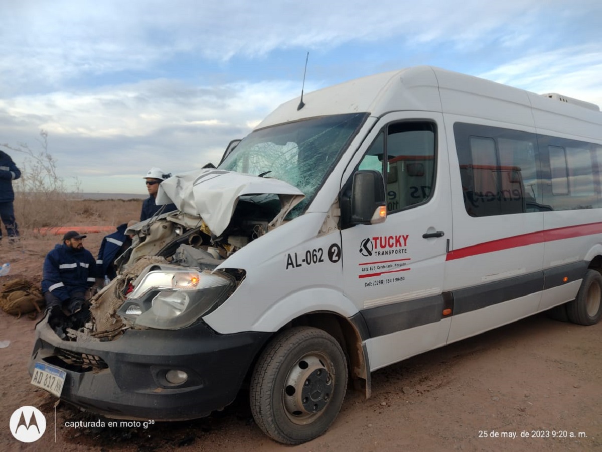 Varios heridos tras choque entre una camioneta con trabajadores petroleros y un camión, en Vaca Muerta. Foto: Radio Municipal de Añelo
