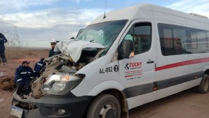 Varios heridos tras choque entre una camioneta con trabajadores petroleros y un camión, en Vaca Muerta