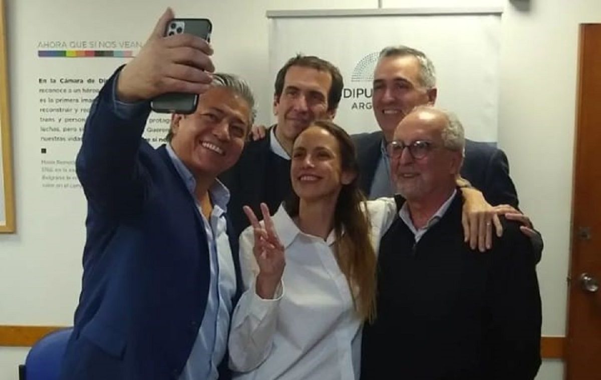 Buena onda entre los cinco diputados de Neuquén. Carnaghi y Sánchez finalizan mandato. Foto: gentileza.