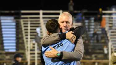 Un abrazo que dice mucho. Los jugadores deCipo respaldaron al entrenador con un buen triunfo, 3 a 0 ante Sansinena. (Foto: Florencia Salto)
