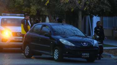 El vehículo seguía siendo peritado por personal de Criminalística de la policía de Río Negro. foto: Andrés Maripe.