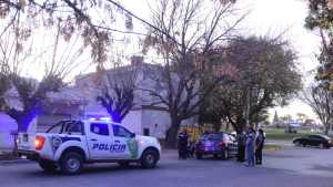 Persecución cinematográfica por el centro de Roca y dos detenidos por el robo de un auto en Cipolletti