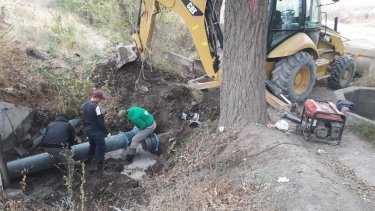 Insólito: le prendieron fuego a un caño de la red de cloacas y lo partieron a piedrazos, en Regina