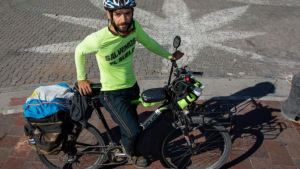 Hasta el glaciar Perito Moreno: recorrió 3 mil kilómetros en bicicleta para concientizar sobre el cuidado del suelo